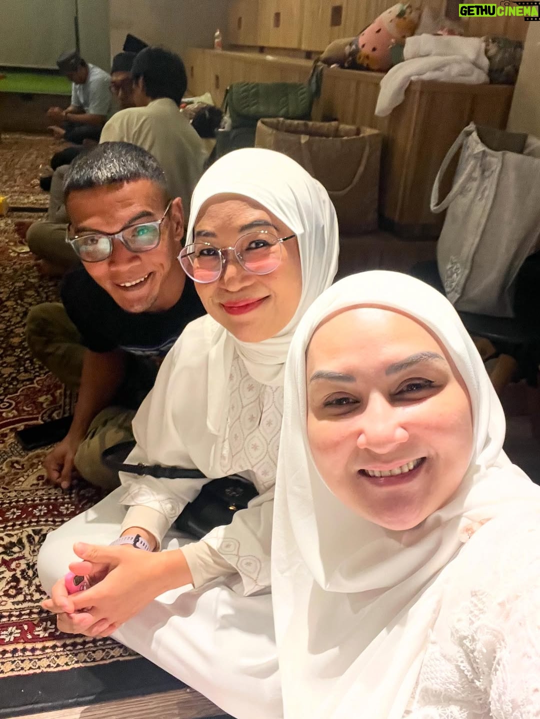 Mona Ratuliu - 8.7K Likes - Seneng banget kedatangan guru ngaji aku waktu kecil yang juga tempat konsultasi papi waktu jadi mualaf. Katanya awalnya aku yg ngundang guru ngaji aku ke rumah buat ketemu papi hahaha. Jail juga ya, udah tau bapaknya katolik masa suruh ngobrol sm guru ngaji 😂😂😂. 

Udah lupa dulu gimana ceritanya. Tapi seneng banget denger kisah awal papi jadi mualaf. Alhamdulillah ketakutan aku dulu yang beda agama sama papi, jadi akhir yang indah lihat papi rajin ibadah sampai akhir hayatnya ❤️. 

Seneng banget 40 harian papi dikelilingi keluarga dan teman2 tersayang. Makasih yaaa semua udah doain papiku ❤️. 

Miss you pi, always 🥰🥰🥰

Karpet: @farahcarpetsofficial 
Snack box dan tampah @cantikaputricake 
Endorsement arranger @the_glintzenterprise