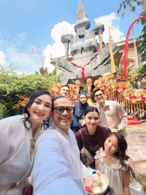 Mona Ratuliu Instagram - “ Jadi Nio kapan nyusul?”. Kita disini untuk melihat @antonioblancojr bosen ditanya org2 😂😂😂. 

Selamat ya @fortuniablanco @dale_dale99 happily ever after 💕💕💕