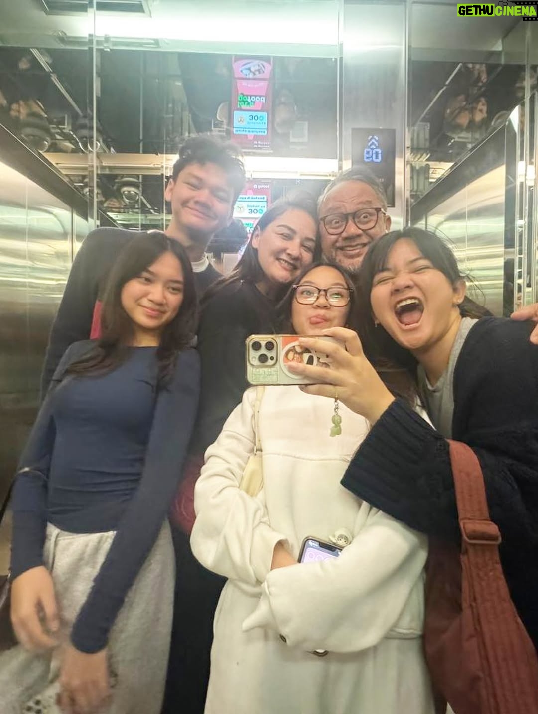 Mona Ratuliu - 7.6K Likes - Nengokin apartemen ngajak anak2. Ternyata mereka kangen bgt sama cerita 9 tahun disini. Tempat tinggal kecil itu mmg hangat dan menyenangkan. Sayang aja udah nggak muat lg tinggal disini krn semua udah butuh kamar sendiri2. 

Ah, tapi tinggal dimana aja ternyata menyenangkan, asal sama kalian ❤️❤️❤️