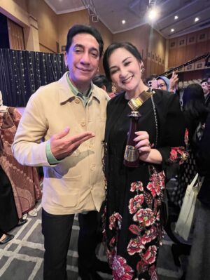 Mona Ratuliu Instagram - Pergi ke @festivalfilmbandung bareng tim @unlimited_production mewakili  series Aku Tak Membenci Hujan aja udah sebuah kehormatan buat aku. Nggak nyangka banget menang Pemeran Pembantu Wanita Terpuji krn nominator lainnya terlalu baguuuusss 😭😭😭. 

Terima kasih banyak @festivalfilmbandung menambah semangat berkarya disaat ga punya lg mimpi untuk menang2 penghargaan begini. 🥹🥹🥹

Dan hadiah paling menyenangkan adalah jalan2 ke bandung bareng @aisyahaqilahh pak @oswinbonifanz mas @adhedharmastriya 🥰🥰🥰

Thank you @amandahartantobatik for the beautiful dress 🤩🤩

Hairdo by @kimnnae 🤩🤩