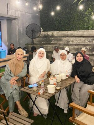 Mona Ratuliu Instagram - Seneng banget kedatangan guru ngaji aku waktu kecil yang juga tempat konsultasi papi waktu jadi mualaf. Katanya awalnya aku yg ngundang guru ngaji aku ke rumah buat ketemu papi hahaha. Jail juga ya, udah tau bapaknya katolik masa suruh ngobrol sm guru ngaji 😂😂😂. 

Udah lupa dulu gimana ceritanya. Tapi seneng banget denger kisah awal papi jadi mualaf. Alhamdulillah ketakutan aku dulu yang beda agama sama papi, jadi akhir yang indah lihat papi rajin ibadah sampai akhir hayatnya ❤️. 

Seneng banget 40 harian papi dikelilingi keluarga dan teman2 tersayang. Makasih yaaa semua udah doain papiku ❤️. 

Miss you pi, always 🥰🥰🥰

Karpet: @farahcarpetsofficial 
Snack box dan tampah @cantikaputricake 
Endorsement arranger @the_glintzenterprise