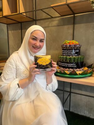 Mona Ratuliu Instagram - Seneng banget kedatangan guru ngaji aku waktu kecil yang juga tempat konsultasi papi waktu jadi mualaf. Katanya awalnya aku yg ngundang guru ngaji aku ke rumah buat ketemu papi hahaha. Jail juga ya, udah tau bapaknya katolik masa suruh ngobrol sm guru ngaji 😂😂😂. 

Udah lupa dulu gimana ceritanya. Tapi seneng banget denger kisah awal papi jadi mualaf. Alhamdulillah ketakutan aku dulu yang beda agama sama papi, jadi akhir yang indah lihat papi rajin ibadah sampai akhir hayatnya ❤️. 

Seneng banget 40 harian papi dikelilingi keluarga dan teman2 tersayang. Makasih yaaa semua udah doain papiku ❤️. 

Miss you pi, always 🥰🥰🥰

Karpet: @farahcarpetsofficial 
Snack box dan tampah @cantikaputricake 
Endorsement arranger @the_glintzenterprise