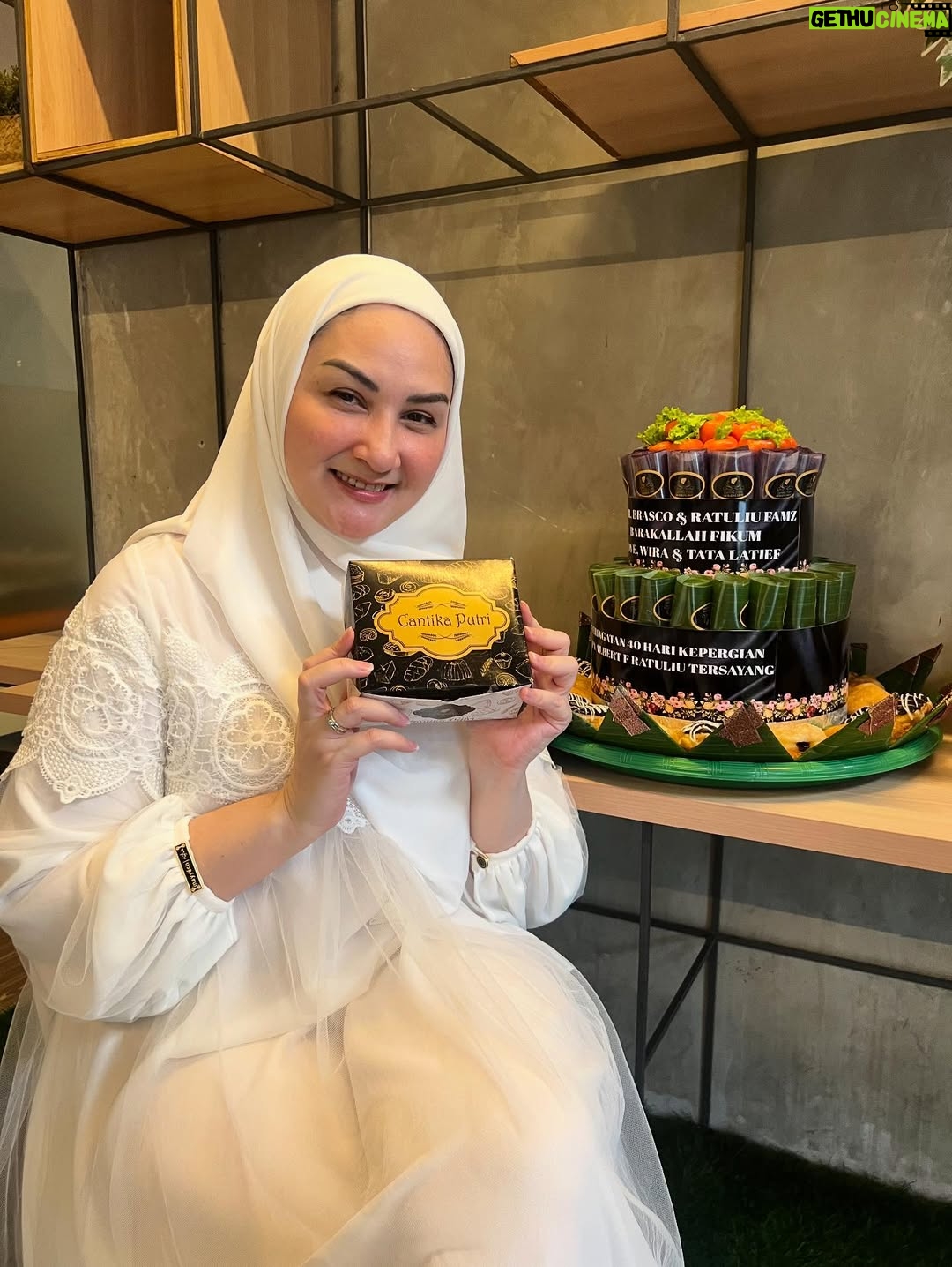Mona Ratuliu - 8.7K Likes - Seneng banget kedatangan guru ngaji aku waktu kecil yang juga tempat konsultasi papi waktu jadi mualaf. Katanya awalnya aku yg ngundang guru ngaji aku ke rumah buat ketemu papi hahaha. Jail juga ya, udah tau bapaknya katolik masa suruh ngobrol sm guru ngaji 😂😂😂. 

Udah lupa dulu gimana ceritanya. Tapi seneng banget denger kisah awal papi jadi mualaf. Alhamdulillah ketakutan aku dulu yang beda agama sama papi, jadi akhir yang indah lihat papi rajin ibadah sampai akhir hayatnya ❤️. 

Seneng banget 40 harian papi dikelilingi keluarga dan teman2 tersayang. Makasih yaaa semua udah doain papiku ❤️. 

Miss you pi, always 🥰🥰🥰

Karpet: @farahcarpetsofficial 
Snack box dan tampah @cantikaputricake 
Endorsement arranger @the_glintzenterprise