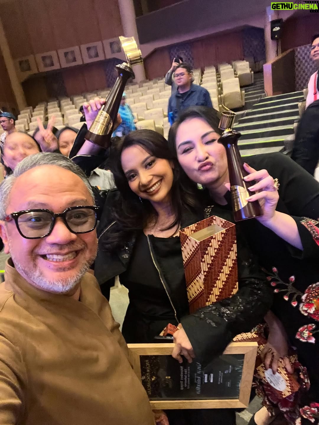 Mona Ratuliu - 7.9K Likes - Pergi ke @festivalfilmbandung bareng tim @unlimited_production mewakili  series Aku Tak Membenci Hujan aja udah sebuah kehormatan buat aku. Nggak nyangka banget menang Pemeran Pembantu Wanita Terpuji krn nominator lainnya terlalu baguuuusss 😭😭😭. 

Terima kasih banyak @festivalfilmbandung menambah semangat berkarya disaat ga punya lg mimpi untuk menang2 penghargaan begini. 🥹🥹🥹

Dan hadiah paling menyenangkan adalah jalan2 ke bandung bareng @aisyahaqilahh pak @oswinbonifanz mas @adhedharmastriya 🥰🥰🥰

Thank you @amandahartantobatik for the beautiful dress 🤩🤩

Hairdo by @kimnnae 🤩🤩