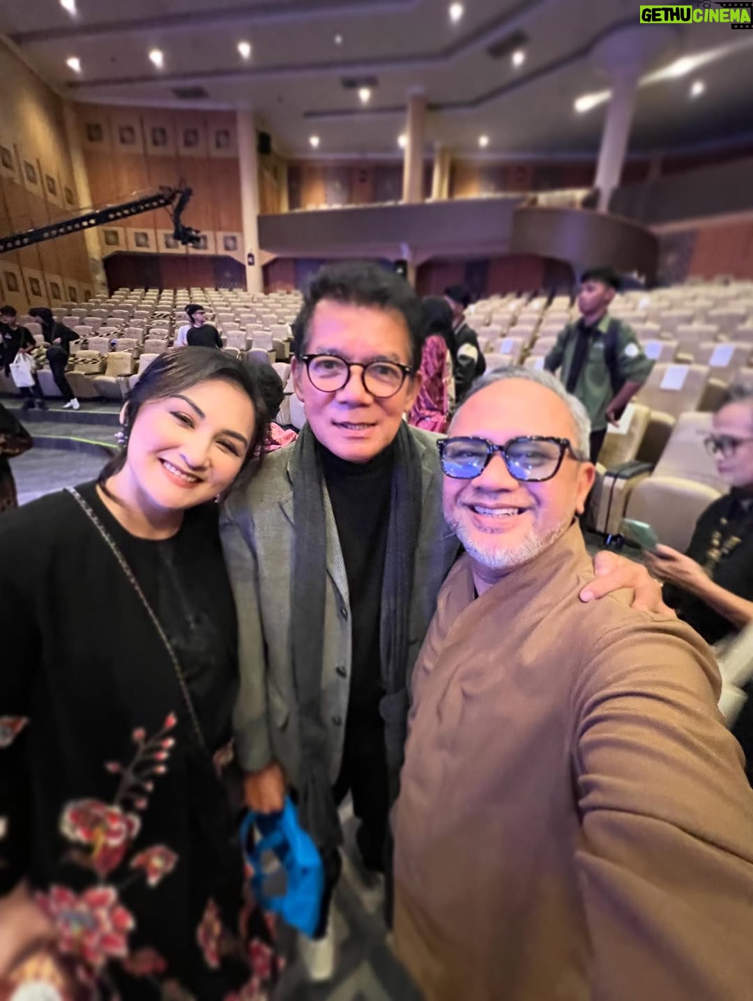 Mona Ratuliu - 7.9K Likes - Pergi ke @festivalfilmbandung bareng tim @unlimited_production mewakili  series Aku Tak Membenci Hujan aja udah sebuah kehormatan buat aku. Nggak nyangka banget menang Pemeran Pembantu Wanita Terpuji krn nominator lainnya terlalu baguuuusss 😭😭😭. 

Terima kasih banyak @festivalfilmbandung menambah semangat berkarya disaat ga punya lg mimpi untuk menang2 penghargaan begini. 🥹🥹🥹

Dan hadiah paling menyenangkan adalah jalan2 ke bandung bareng @aisyahaqilahh pak @oswinbonifanz mas @adhedharmastriya 🥰🥰🥰

Thank you @amandahartantobatik for the beautiful dress 🤩🤩

Hairdo by @kimnnae 🤩🤩