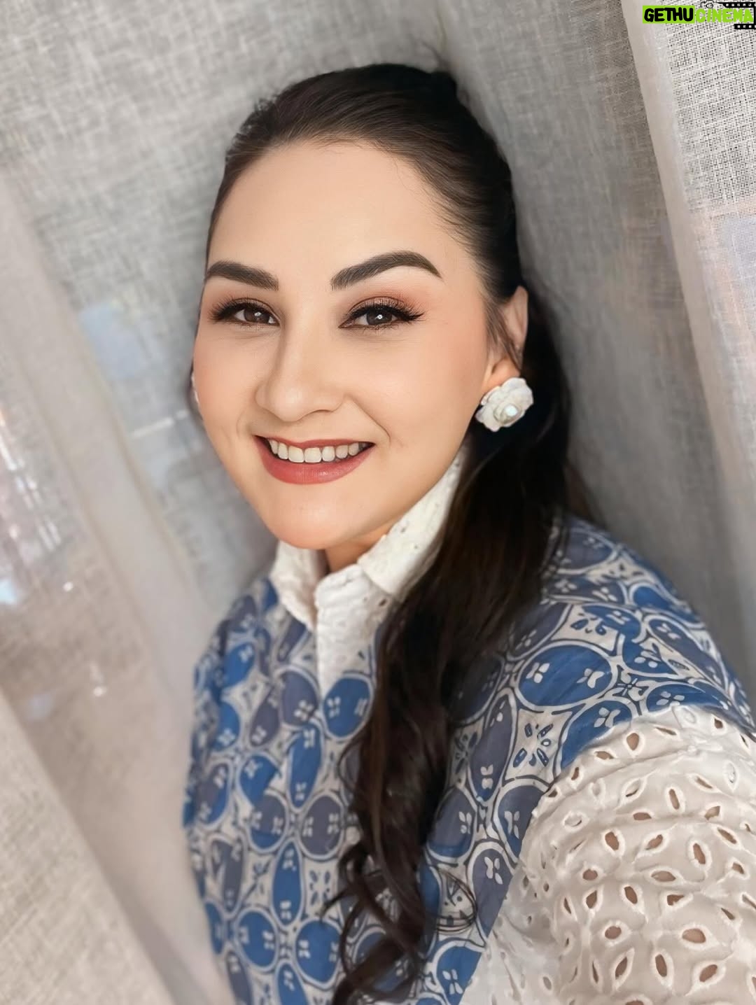 Mona Ratuliu - 10K Likes - Diajarin anak2 foto dibalik horden biar lighting sama backgroundnya bagus. Cakep juga ternyata ya kyk foto di studio 🤣🤣🤣. 

Makeup and hair @fatimah_raja_mua