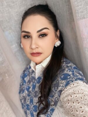 Mona Ratuliu Instagram - Diajarin anak2 foto dibalik horden biar lighting sama backgroundnya bagus. Cakep juga ternyata ya kyk foto di studio 🤣🤣🤣. 

Makeup and hair @fatimah_raja_mua