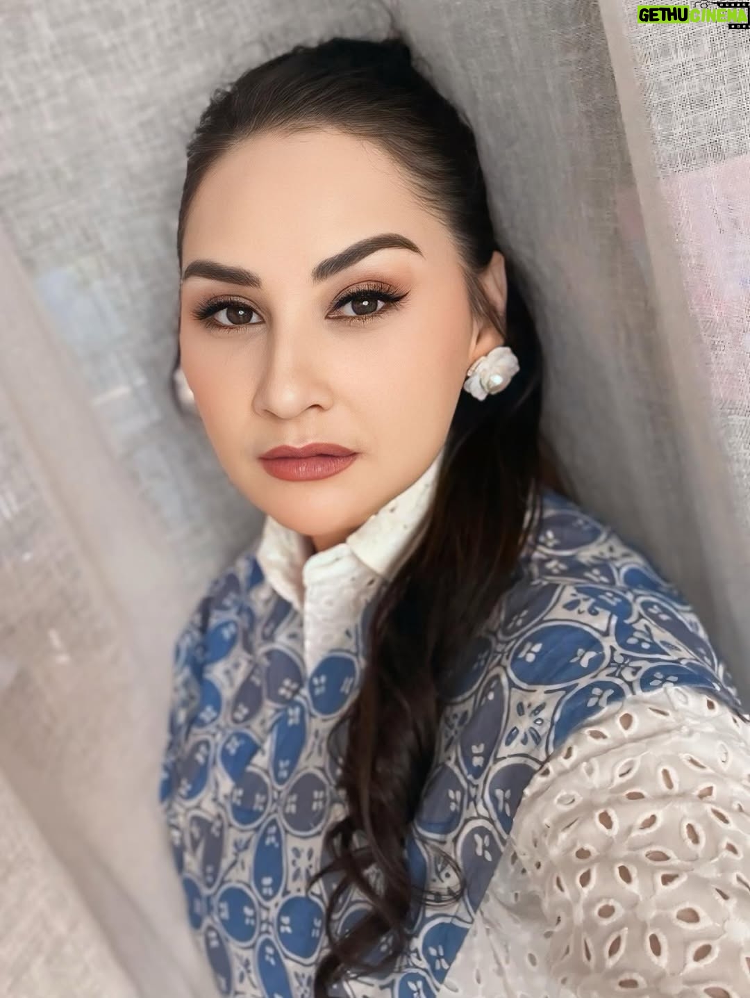 Mona Ratuliu - 10K Likes - Diajarin anak2 foto dibalik horden biar lighting sama backgroundnya bagus. Cakep juga ternyata ya kyk foto di studio 🤣🤣🤣. 

Makeup and hair @fatimah_raja_mua