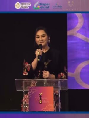 Mona Ratuliu Instagram - Pergi ke @festivalfilmbandung bareng tim @unlimited_production mewakili  series Aku Tak Membenci Hujan aja udah sebuah kehormatan buat aku. Nggak nyangka banget menang Pemeran Pembantu Wanita Terpuji krn nominator lainnya terlalu baguuuusss 😭😭😭. 

Terima kasih banyak @festivalfilmbandung menambah semangat berkarya disaat ga punya lg mimpi untuk menang2 penghargaan begini. 🥹🥹🥹

Dan hadiah paling menyenangkan adalah jalan2 ke bandung bareng @aisyahaqilahh pak @oswinbonifanz mas @adhedharmastriya 🥰🥰🥰

Thank you @amandahartantobatik for the beautiful dress 🤩🤩

Hairdo by @kimnnae 🤩🤩