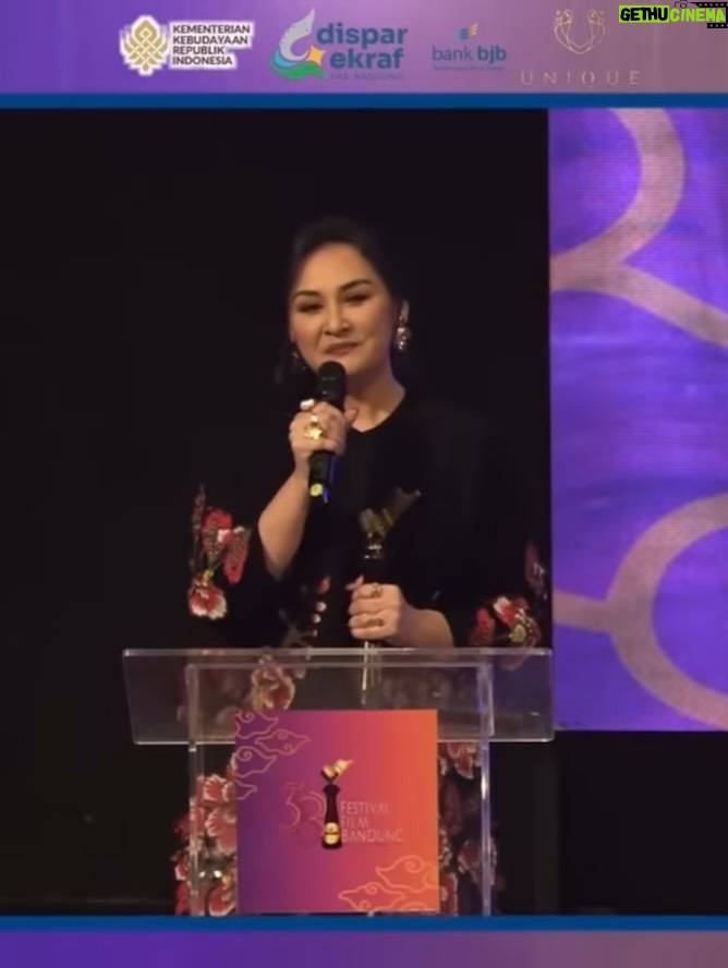 Mona Ratuliu - 7.9K Likes - Pergi ke @festivalfilmbandung bareng tim @unlimited_production mewakili  series Aku Tak Membenci Hujan aja udah sebuah kehormatan buat aku. Nggak nyangka banget menang Pemeran Pembantu Wanita Terpuji krn nominator lainnya terlalu baguuuusss 😭😭😭. 

Terima kasih banyak @festivalfilmbandung menambah semangat berkarya disaat ga punya lg mimpi untuk menang2 penghargaan begini. 🥹🥹🥹

Dan hadiah paling menyenangkan adalah jalan2 ke bandung bareng @aisyahaqilahh pak @oswinbonifanz mas @adhedharmastriya 🥰🥰🥰

Thank you @amandahartantobatik for the beautiful dress 🤩🤩

Hairdo by @kimnnae 🤩🤩