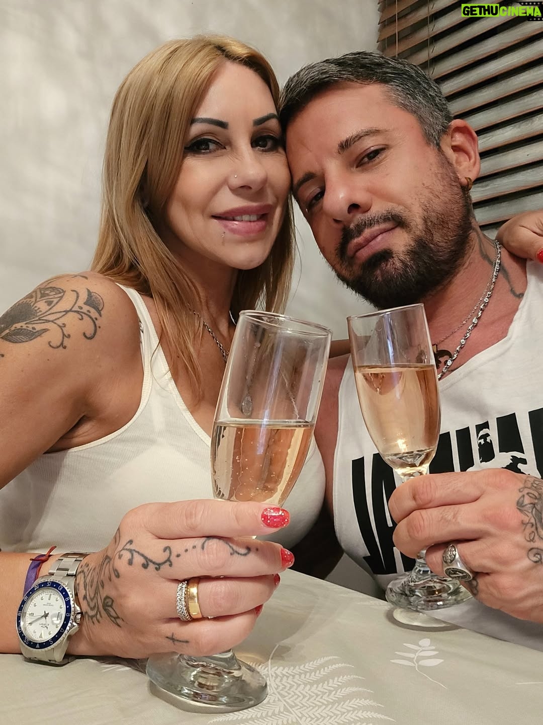 Mónica Farro - 3.2K Likes - Y asi terminamos el #2025 y empezamos el #2026 con @trainerlean , feliz del año que se va y ansiosa x el que llega , siempre con salud y amor 🌟💕🙌❤️ te Amo amor, vamos x todos siempre juntos 💪