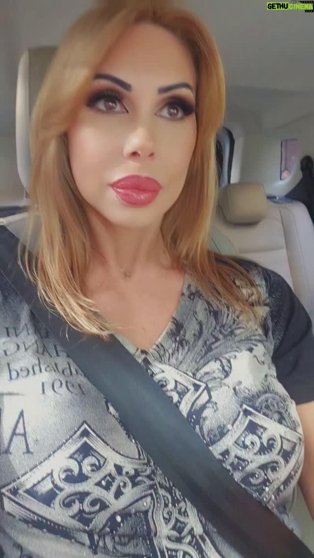 Mónica Farro - 4.1K Likes - Cuando te queres hacer la linda y te hacés xq tenes un maquillaje hermoso jajajaja, disfruten la vida que es hermosa , disfrutense uds xq tenemos una sola vida besooooooos 💖🙌👄✨️