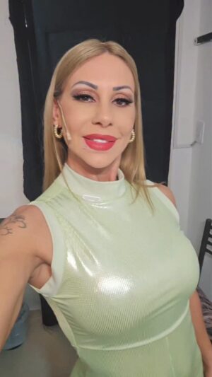 Mónica Farro Instagram - @obrapassionok aca les presento a Tatiana mi personaje, gracias @anafidalgo_oficial x el vestuario 💕
@teatrosantafemdp #mardelplata