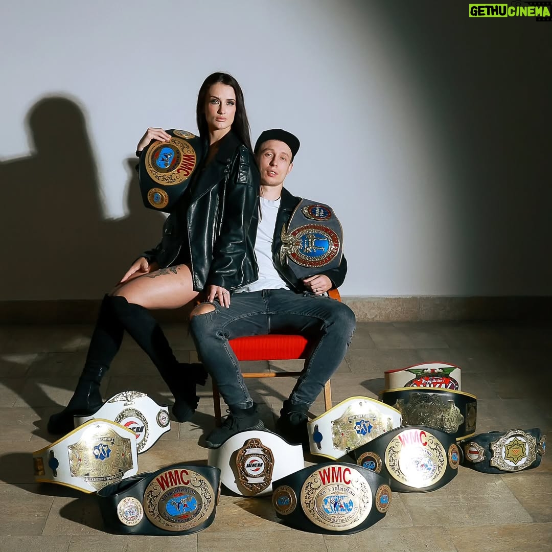 Monika Chochlíková - 2.8K Likes - Power couple 🌋🩵
Nebolo to až tak dávno, čo môj @tomas_tadlanek ešte zápasil a zbieral tituly jak pokémon kartičky. Polovica opaskov je jeho ☺️ 

📸 @spixphoto 
Make up @kajagalikova.muah