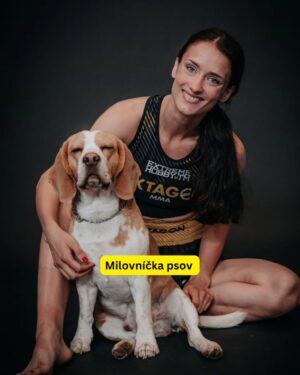 Monika Chochlíková Instagram - Nie som infuencerka. Som bojovníčka - v ringu aj mimo neho. No hlavne človek, ktorý verí, že sila sa nerodí v zrkadle ale v hlave.

Na mojom profile nenájdeš prehnane upravené fotky,
ani „zaručené“ plány na chudnutie, detox čaje, hauly zo Sheinu alebo „morning routines“, ktoré trvajú tri hodiny.
Nenájdeš tu fejkové úsmevy, ani „dobré ráno, krásky ☀️“ s krivou realitou za kamerou.

Nájdeš tu autenticitu, reálny život, nedokonalosť, šport a občas aj chaos.
Nájdeš tu normálne dievča, ktoré sa snaží spraviť dieru do sveta —
nie vďaka OnlyFans, ale vďaka disciplíne, práci a vášni pre to, čo robí. 💪