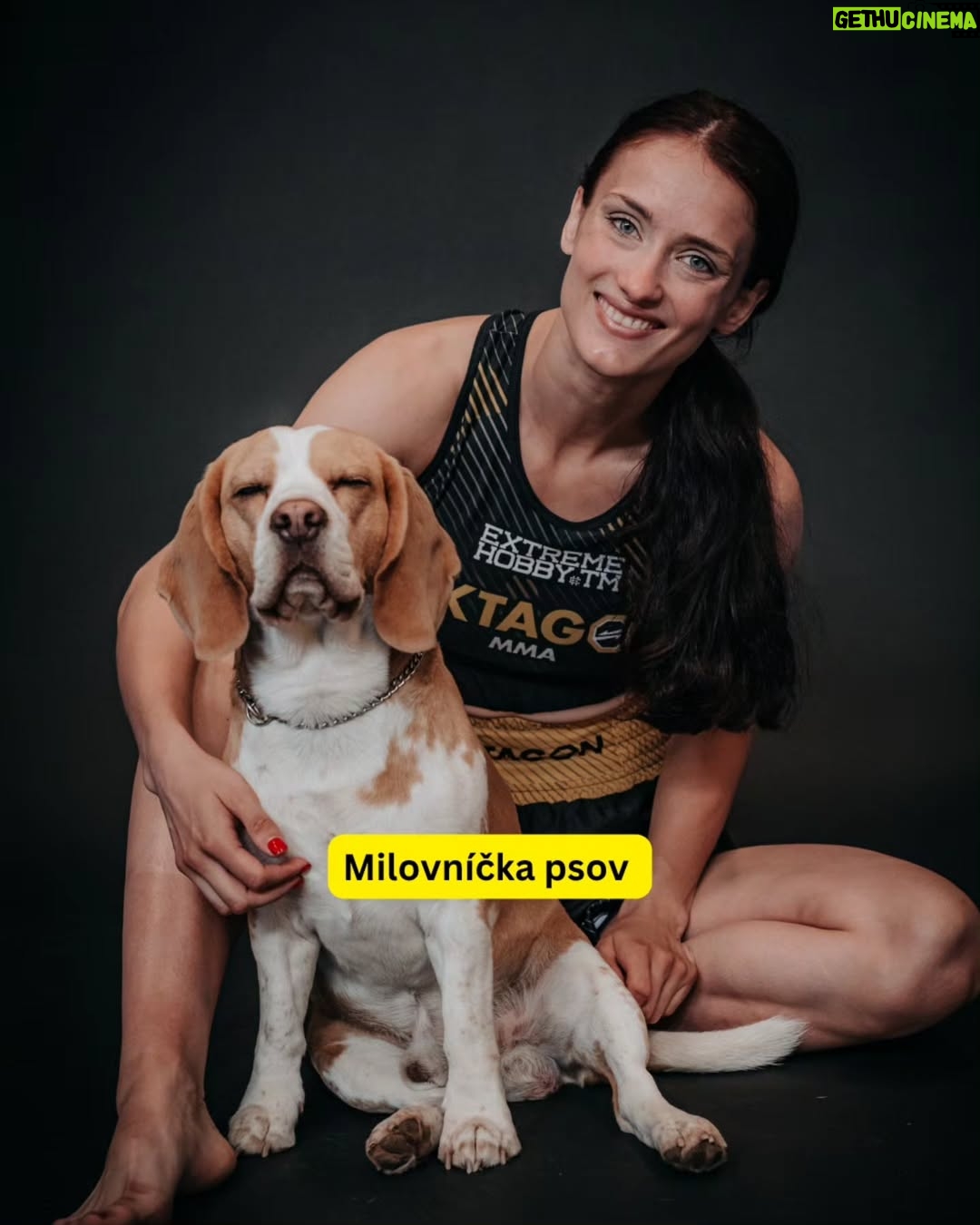 Monika Chochlíková - 15.1K Likes - Nie som infuencerka. Som bojovníčka - v ringu aj mimo neho. No hlavne človek, ktorý verí, že sila sa nerodí v zrkadle ale v hlave.

Na mojom profile nenájdeš prehnane upravené fotky,
ani „zaručené“ plány na chudnutie, detox čaje, hauly zo Sheinu alebo „morning routines“, ktoré trvajú tri hodiny.
Nenájdeš tu fejkové úsmevy, ani „dobré ráno, krásky ☀️“ s krivou realitou za kamerou.

Nájdeš tu autenticitu, reálny život, nedokonalosť, šport a občas aj chaos.
Nájdeš tu normálne dievča, ktoré sa snaží spraviť dieru do sveta —
nie vďaka OnlyFans, ale vďaka disciplíne, práci a vášni pre to, čo robí. 💪