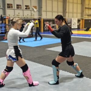 Monika Chochlíková Instagram - Reaction drills to kicks 🔥

1. Reflex drill
2. Reaction drill to highkicks
3. Reaction drill to knees
4. Reaction drill to lowkicks
5. Reaction drill to middlekicks
6. Reaction drill to pushkicks

#Muaythai #Striking