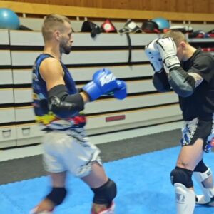 Monika Chochlíková Instagram - Reaction drills to kicks 🔥

1. Reflex drill
2. Reaction drill to highkicks
3. Reaction drill to knees
4. Reaction drill to lowkicks
5. Reaction drill to middlekicks
6. Reaction drill to pushkicks

#Muaythai #Striking