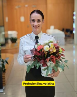 Monika Chochlíková Instagram - Nie som infuencerka. Som bojovníčka - v ringu aj mimo neho. No hlavne človek, ktorý verí, že sila sa nerodí v zrkadle ale v hlave.

Na mojom profile nenájdeš prehnane upravené fotky,
ani „zaručené“ plány na chudnutie, detox čaje, hauly zo Sheinu alebo „morning routines“, ktoré trvajú tri hodiny.
Nenájdeš tu fejkové úsmevy, ani „dobré ráno, krásky ☀️“ s krivou realitou za kamerou.

Nájdeš tu autenticitu, reálny život, nedokonalosť, šport a občas aj chaos.
Nájdeš tu normálne dievča, ktoré sa snaží spraviť dieru do sveta —
nie vďaka OnlyFans, ale vďaka disciplíne, práci a vášni pre to, čo robí. 💪
