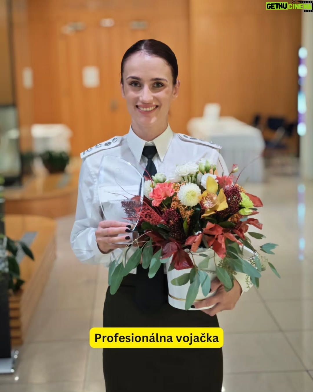 Monika Chochlíková - 15.1K Likes - Nie som infuencerka. Som bojovníčka - v ringu aj mimo neho. No hlavne človek, ktorý verí, že sila sa nerodí v zrkadle ale v hlave.

Na mojom profile nenájdeš prehnane upravené fotky,
ani „zaručené“ plány na chudnutie, detox čaje, hauly zo Sheinu alebo „morning routines“, ktoré trvajú tri hodiny.
Nenájdeš tu fejkové úsmevy, ani „dobré ráno, krásky ☀️“ s krivou realitou za kamerou.

Nájdeš tu autenticitu, reálny život, nedokonalosť, šport a občas aj chaos.
Nájdeš tu normálne dievča, ktoré sa snaží spraviť dieru do sveta —
nie vďaka OnlyFans, ale vďaka disciplíne, práci a vášni pre to, čo robí. 💪