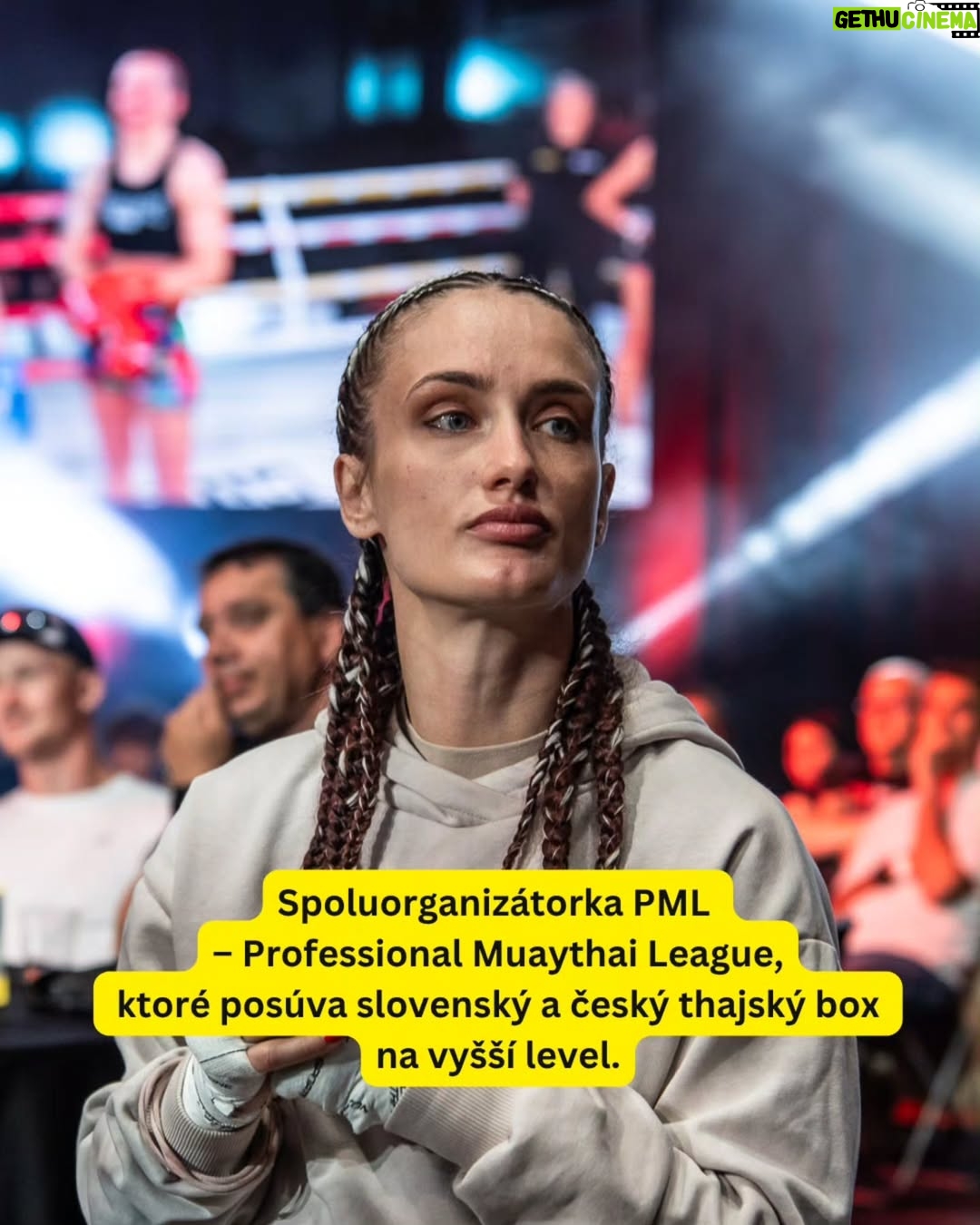 Monika Chochlíková - 15.1K Likes - Nie som infuencerka. Som bojovníčka - v ringu aj mimo neho. No hlavne človek, ktorý verí, že sila sa nerodí v zrkadle ale v hlave.

Na mojom profile nenájdeš prehnane upravené fotky,
ani „zaručené“ plány na chudnutie, detox čaje, hauly zo Sheinu alebo „morning routines“, ktoré trvajú tri hodiny.
Nenájdeš tu fejkové úsmevy, ani „dobré ráno, krásky ☀️“ s krivou realitou za kamerou.

Nájdeš tu autenticitu, reálny život, nedokonalosť, šport a občas aj chaos.
Nájdeš tu normálne dievča, ktoré sa snaží spraviť dieru do sveta —
nie vďaka OnlyFans, ale vďaka disciplíne, práci a vášni pre to, čo robí. 💪