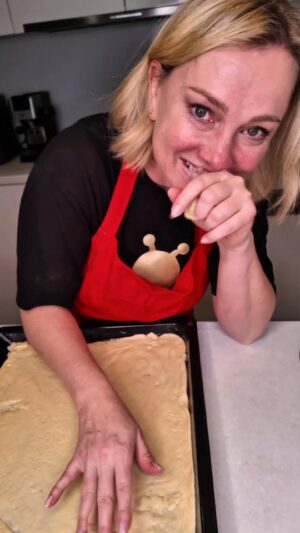 Monika Hilmerová Instagram - Obdivujem všetkých, čo vedia piecť. Preto som s malou dušickou išla do toho, že vám natočím recept, ktorý určite mnohí z vás budú poznať, na môj obľúbený vianočný koláč "štedrák". Ale keďže som ho robila prvýkrát, nakoniec z toho vlastne vyšiel videonávod "Ako to nerobiť" 😂🤦‍♀️

•	#lidl #lidlsk #lidlsaoplati #favorina #spolupraca