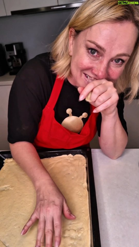 Monika Hilmerová - 6.3K Likes - Obdivujem všetkých, čo vedia piecť. Preto som s malou dušickou išla do toho, že vám natočím recept, ktorý určite mnohí z vás budú poznať, na môj obľúbený vianočný koláč "štedrák". Ale keďže som ho robila prvýkrát, nakoniec z toho vlastne vyšiel videonávod "Ako to nerobiť" 😂🤦‍♀️

•	#lidl #lidlsk #lidlsaoplati #favorina #spolupraca
