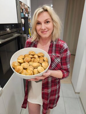 Monika Hilmerová Instagram - Dnes budeme mať návštevu. Ostalo nám doma ešte jedno droždie, tak som skúsila urobiť moje prvé bryndzovo-oškvarkové pagáčiky 😉💪