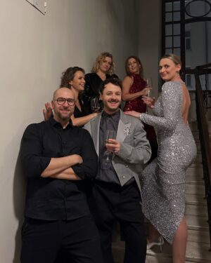 Monika Mrozowska Instagram - Sylwester 2025 ❤️‍🔥
Założyłam sukienkę mojej córki Karoliny ze studniówki 🥳
Make up utrzymał się z Dzień Dobry 😅
Na pupie obowiązkowo nowe majtki ! 
A na nogach wysokie szpilki 😈, choć po 6 h już tańczyłam na bosaka 😂
Na imprezę pojechaliśmy … tramwajem , ubrani na cebulkę, żeby nie zmarznąć ! Wracaliśmy na piechotę przez Warszawę zasypaną śniegiem 🥺❤️‍🔥…
Bawiłam się wyśmienicie ! 
Wiem, że ten rok będzie przede wszystkim bardzo trudny i wymagający. Ale jeśli wszystko się uda … a będę się bardzo starać żeby tak było, to… Trzymajcie kciuki proszę, tak jak ja za Was trzymam, gdy mnie i to prosicie ❤️‍🔥
Pięknego 2026 roku dla NAS ! 
Ps @aleksandra.pobozy @pobozymarcin dziękujemy pięknie za zorganizowanie tak wyśmienitej imprezy !!!!!