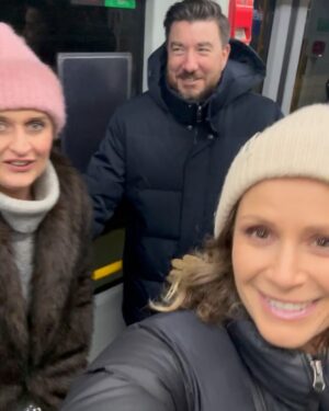 Monika Mrozowska Instagram - Sylwester 2025 ❤️‍🔥
Założyłam sukienkę mojej córki Karoliny ze studniówki 🥳
Make up utrzymał się z Dzień Dobry 😅
Na pupie obowiązkowo nowe majtki ! 
A na nogach wysokie szpilki 😈, choć po 6 h już tańczyłam na bosaka 😂
Na imprezę pojechaliśmy … tramwajem , ubrani na cebulkę, żeby nie zmarznąć ! Wracaliśmy na piechotę przez Warszawę zasypaną śniegiem 🥺❤️‍🔥…
Bawiłam się wyśmienicie ! 
Wiem, że ten rok będzie przede wszystkim bardzo trudny i wymagający. Ale jeśli wszystko się uda … a będę się bardzo starać żeby tak było, to… Trzymajcie kciuki proszę, tak jak ja za Was trzymam, gdy mnie i to prosicie ❤️‍🔥
Pięknego 2026 roku dla NAS ! 
Ps @aleksandra.pobozy @pobozymarcin dziękujemy pięknie za zorganizowanie tak wyśmienitej imprezy !!!!!