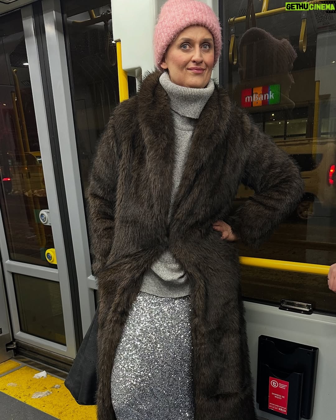 Monika Mrozowska - 1.6K Likes - Sylwester 2025 ❤️‍🔥
Założyłam sukienkę mojej córki Karoliny ze studniówki 🥳
Make up utrzymał się z Dzień Dobry 😅
Na pupie obowiązkowo nowe majtki ! 
A na nogach wysokie szpilki 😈, choć po 6 h już tańczyłam na bosaka 😂
Na imprezę pojechaliśmy … tramwajem , ubrani na cebulkę, żeby nie zmarznąć ! Wracaliśmy na piechotę przez Warszawę zasypaną śniegiem 🥺❤️‍🔥…
Bawiłam się wyśmienicie ! 
Wiem, że ten rok będzie przede wszystkim bardzo trudny i wymagający. Ale jeśli wszystko się uda … a będę się bardzo starać żeby tak było, to… Trzymajcie kciuki proszę, tak jak ja za Was trzymam, gdy mnie i to prosicie ❤️‍🔥
Pięknego 2026 roku dla NAS ! 
Ps @aleksandra.pobozy @pobozymarcin dziękujemy pięknie za zorganizowanie tak wyśmienitej imprezy !!!!!