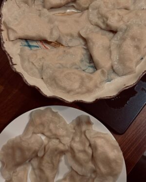Monika Mrozowska Instagram - Idealne nieidealne święta ❤️‍🔥
Rozpakowywanie prezentów w piżamach ❤️
Lepienie pierogów dla córeczek  w pierwszy dzień świąt ❤️
Bieganie po Łazienkach ❤️
Odprowadzanie na pociąg części rodziny ❤️
Część świąt u babci Bo , a część u babci Tereski❤️
Dużo śmiechu ❤️
Oglądanie Kevina z synkiem ❤️
Męczenie  wujka Tomka ( mojego brata) ❤️
Cała masa dobrych wieści ❤️❤️❤️
Cała masa pysznego jedzenia ❤️
Cała masa kiepskich zdjęć 😂❤️
Cala masa miłości ❤️
#kochamswieta