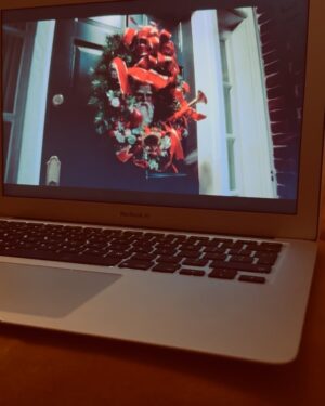 Monika Mrozowska Instagram - Idealne nieidealne święta ❤️‍🔥
Rozpakowywanie prezentów w piżamach ❤️
Lepienie pierogów dla córeczek  w pierwszy dzień świąt ❤️
Bieganie po Łazienkach ❤️
Odprowadzanie na pociąg części rodziny ❤️
Część świąt u babci Bo , a część u babci Tereski❤️
Dużo śmiechu ❤️
Oglądanie Kevina z synkiem ❤️
Męczenie  wujka Tomka ( mojego brata) ❤️
Cała masa dobrych wieści ❤️❤️❤️
Cała masa pysznego jedzenia ❤️
Cała masa kiepskich zdjęć 😂❤️
Cala masa miłości ❤️
#kochamswieta