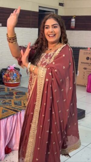 Monika Sharma Instagram - Pahli mulakat pahle pyar di🥰 
#monikasharma #instagram #reels #tredingreels #trendingsongs