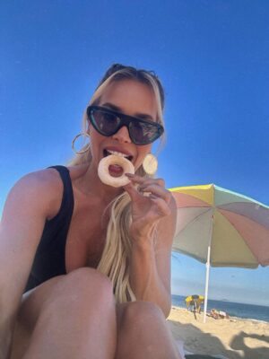 Monique Alfradique Instagram - Clássico da carioca: sol, mar, biscoito Globo e mate!
Né @matedobigode !? ☀️😎 Quem aí concorda? 

🐚Não percam @beachlifebr toda sexta às 22h no @enowbrasil 
🐚 E disponível no @universalplusbr 

@popcon.tv