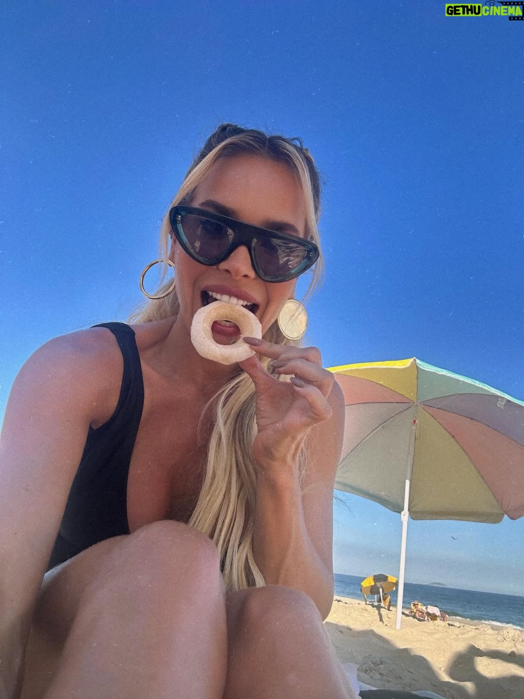 Monique Alfradique - 5.6K Likes - Clássico da carioca: sol, mar, biscoito Globo e mate!
Né @matedobigode !? ☀️😎 Quem aí concorda? 

🐚Não percam @beachlifebr toda sexta às 22h no @enowbrasil 
🐚 E disponível no @universalplusbr 

@popcon.tv