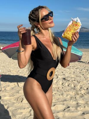 Monique Alfradique Instagram - Clássico da carioca: sol, mar, biscoito Globo e mate!
Né @matedobigode !? ☀️😎 Quem aí concorda? 

🐚Não percam @beachlifebr toda sexta às 22h no @enowbrasil 
🐚 E disponível no @universalplusbr 

@popcon.tv