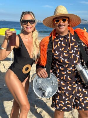 Monique Alfradique Instagram - Clássico da carioca: sol, mar, biscoito Globo e mate!
Né @matedobigode !? ☀️😎 Quem aí concorda? 

🐚Não percam @beachlifebr toda sexta às 22h no @enowbrasil 
🐚 E disponível no @universalplusbr 

@popcon.tv