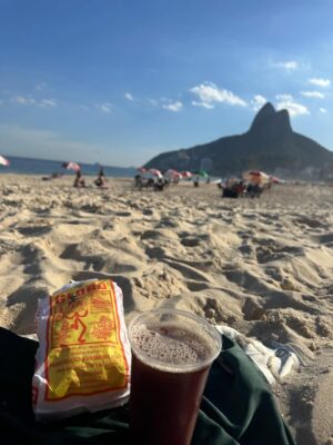 Monique Alfradique Instagram - Clássico da carioca: sol, mar, biscoito Globo e mate!
Né @matedobigode !? ☀️😎 Quem aí concorda? 

🐚Não percam @beachlifebr toda sexta às 22h no @enowbrasil 
🐚 E disponível no @universalplusbr 

@popcon.tv