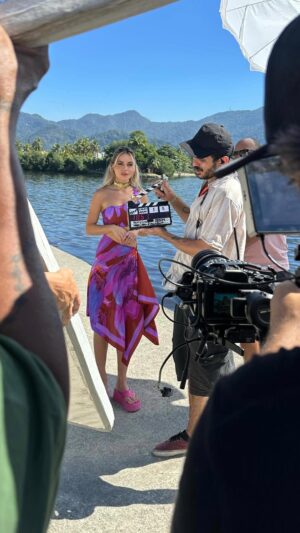Monique Alfradique Instagram - Making of @beachlifebr no @universalplusbr 
@enowbrasil ✨🌊☀️

realização: @popcon.tv