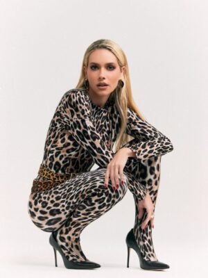 Monique Alfradique Instagram - 🐾 Crush Animal estreia sua segunda temporada nesta sexta, às 18h30, no Multishow!
Criado por mim e pela minha parceira @andreabatitucci , direção impecável @caroldurao e comigo no palco o talentoso @pedroottoni_ e uma sala de roteiristas mulheres potentes!@priscilanicolielo @marcellioliveira 

Te esperamos sexta!

💘 O amor está no ar!

@tvglobo @globoplay @quem 

Obg @formata @danibusoli @leonardolessalopes @maryzamacedo @de4fig por nessa jornada linda!

ph @tarricone 
beauty @marcomontenegro1 
styling @thiagosetra 
assis @pdroaugusto @femiyazawa 
@evvacomunicacao