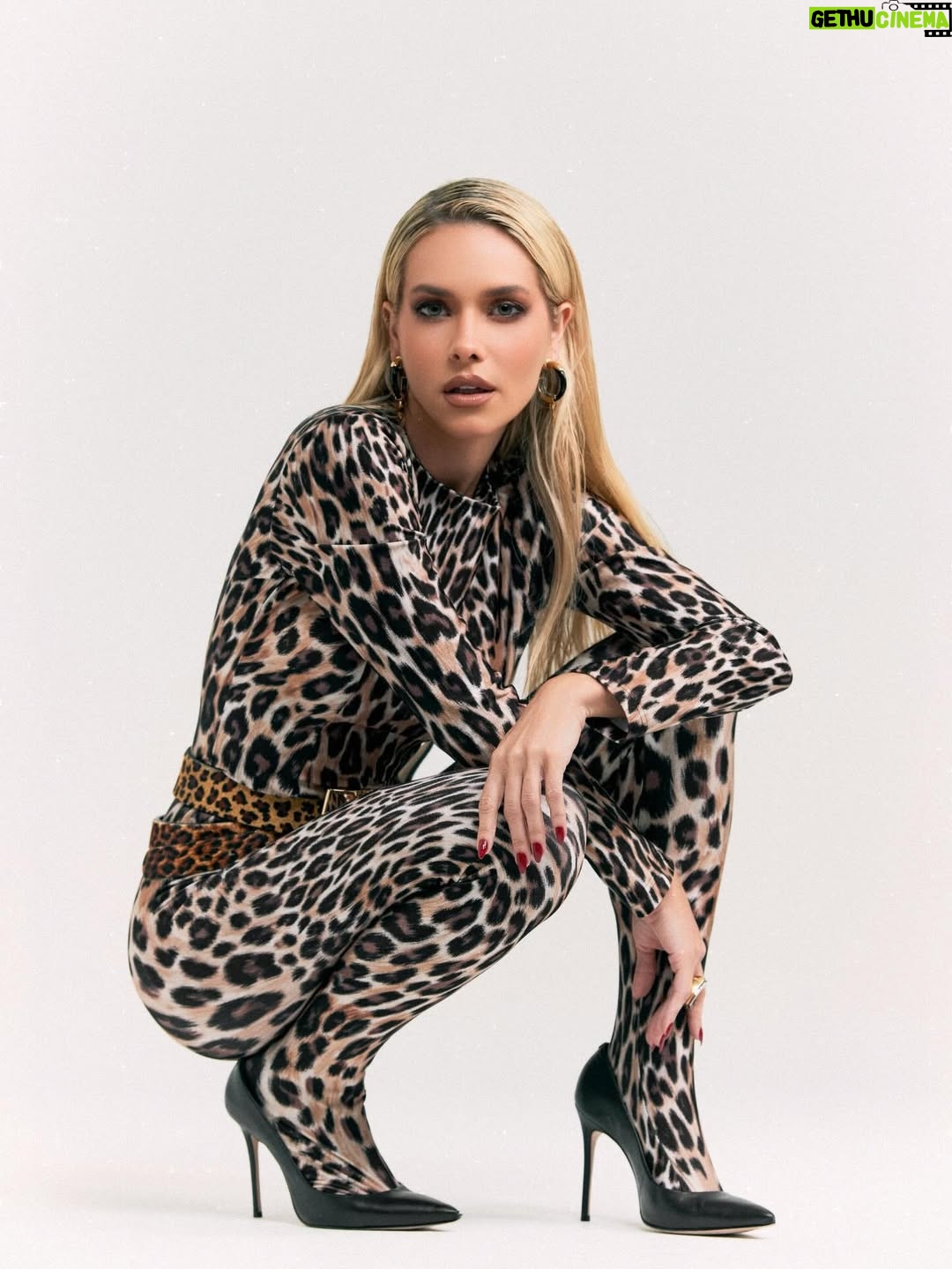 Monique Alfradique - 2.8K Likes - 🐾 Crush Animal estreia sua segunda temporada nesta sexta, às 18h30, no Multishow!
Criado por mim e pela minha parceira @andreabatitucci , direção impecável @caroldurao e comigo no palco o talentoso @pedroottoni_ e uma sala de roteiristas mulheres potentes!@priscilanicolielo @marcellioliveira 

Te esperamos sexta!

💘 O amor está no ar!

@tvglobo @globoplay @quem 

Obg @formata @danibusoli @leonardolessalopes @maryzamacedo @de4fig por nessa jornada linda!

ph @tarricone 
beauty @marcomontenegro1 
styling @thiagosetra 
assis @pdroaugusto @femiyazawa 
@evvacomunicacao