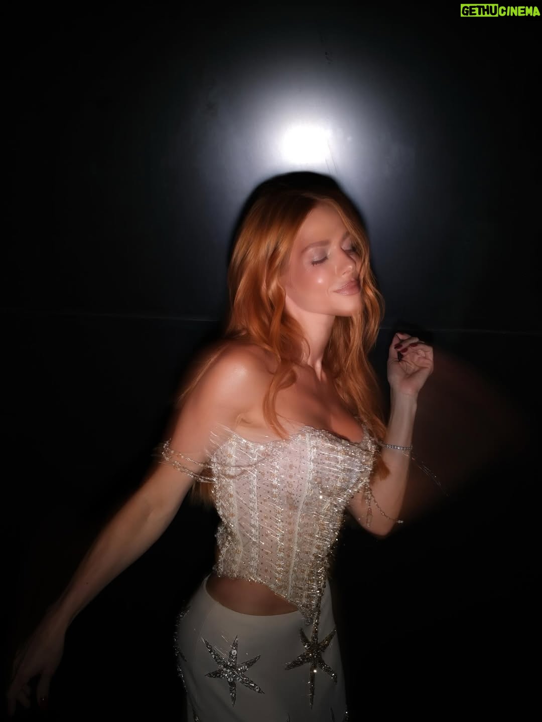 Monique Alfradique - 3.6K Likes - 𝓖𝓵𝓪𝓶 𝓝𝓲𝓰𝓱𝓽 💫 birth @jorgelbelias 

beauty @ginunesbeauty 
hair @joaopleonel 
styling @thiagosetra 
assis @pdroaugusto @femiyazawa 
look @charthoficial @noor.atelier 
ph @alexandrenevesfotografia