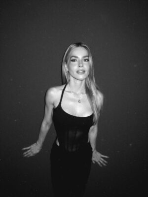 Monique Alfradique Instagram - 𝒮𝓅ℯ𝒸𝒾𝒶𝓁 𝒹𝒾𝓃𝓃ℯ𝓇 𝓁𝒶𝓈𝓉 𝓃𝒾ℊ𝒽𝓉.

look @muglerofficial @ysl 
ph @villerless21 
styling @thiagosetra 
assis @pdroaugusto @femiyazawa 
beauty @ginunesbeauty 
hair @irineuricci.pro 

@mr.pedrorocha ❣️ @oboticario