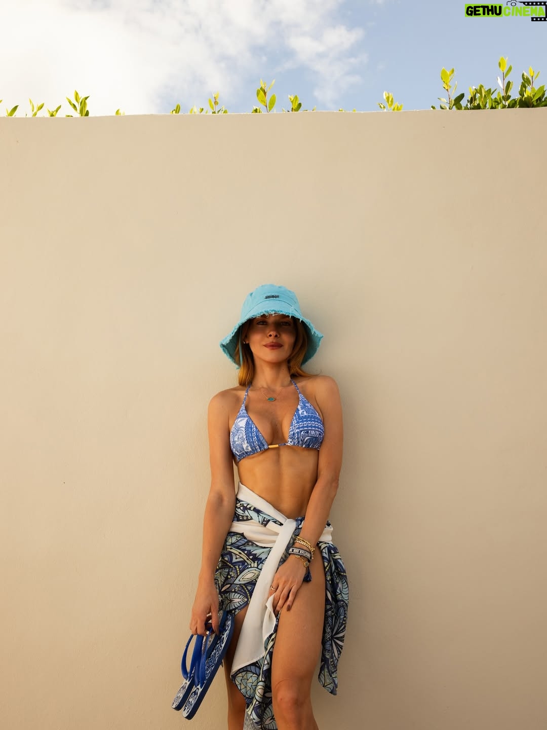 Monique Alfradique - 6.7K Likes - Soleil, sel, silence 🐚