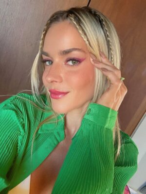 Monique Alfradique Instagram - Colorful make up   música millennial no fundo
E o lembrete: o episódio de ontem de @beachlifebr já está disponível no @universalplusbr 🌸☀️🌊🐚