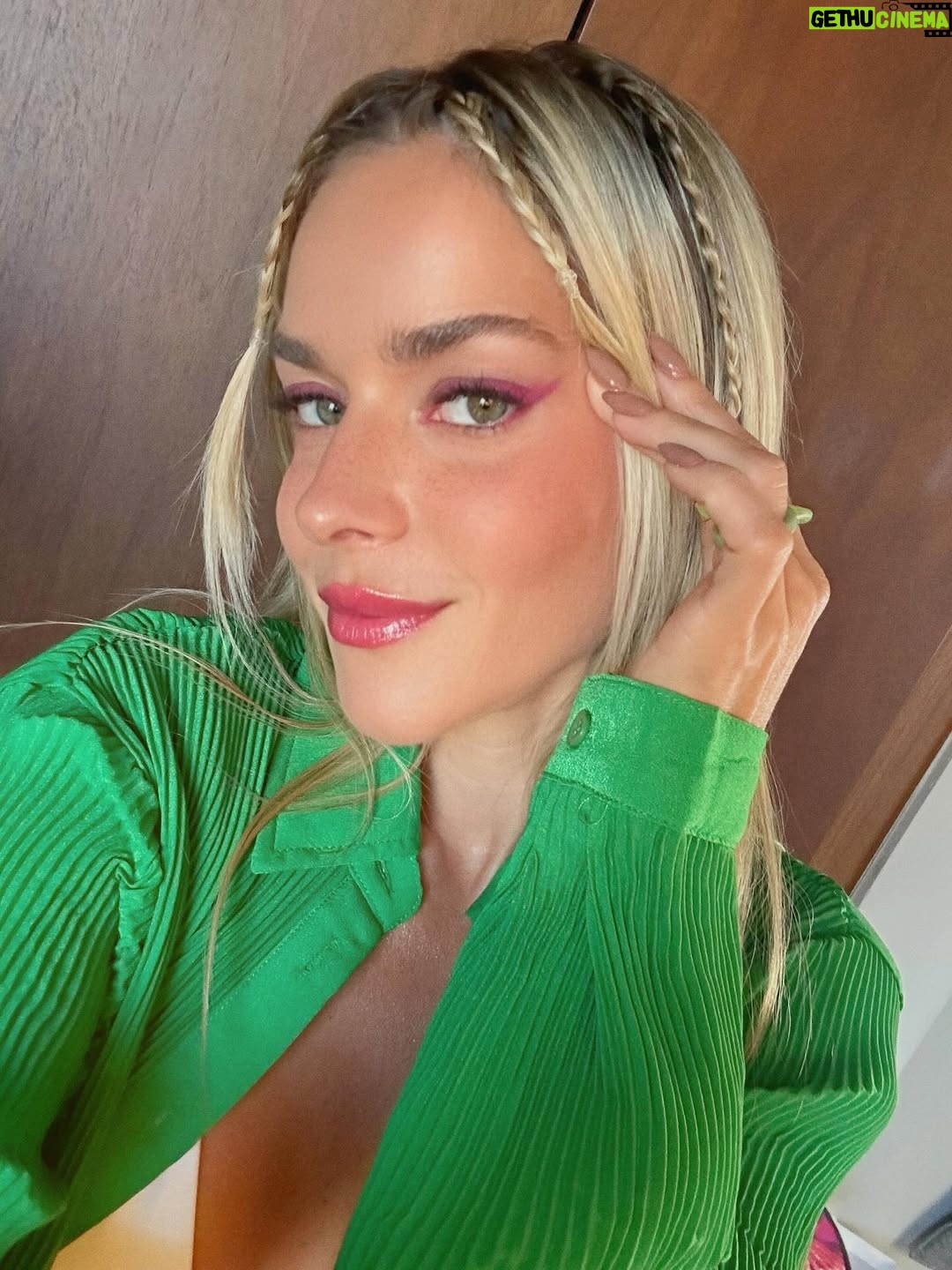 Monique Alfradique - 6K Likes - Colorful make up   música millennial no fundo
E o lembrete: o episódio de ontem de @beachlifebr já está disponível no @universalplusbr 🌸☀️🌊🐚