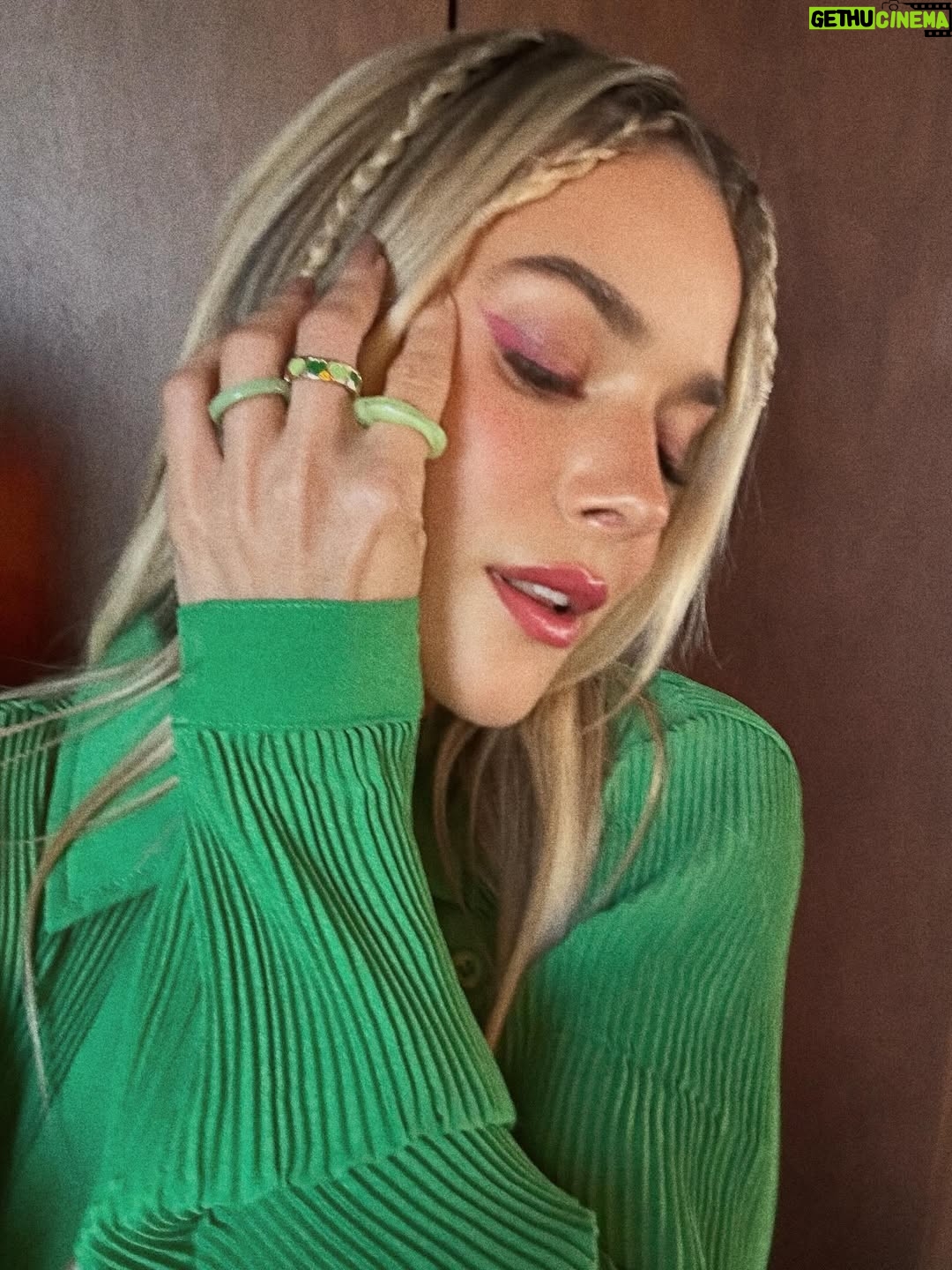 Monique Alfradique - 6K Likes - Colorful make up   música millennial no fundo
E o lembrete: o episódio de ontem de @beachlifebr já está disponível no @universalplusbr 🌸☀️🌊🐚