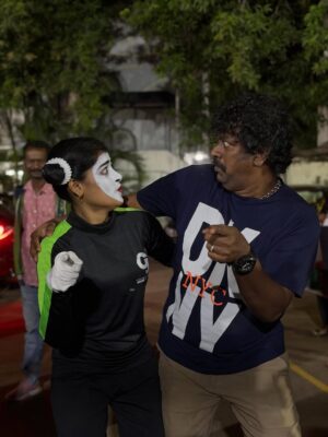 Monisha Blessy Instagram - தூரம் நின்று யோசித்தால்
குட்டை கூட ஆழம்தான்
நீ உள்ளே சென்று நேசித்தால்
அக்கடலும் உந்தன் தோழன்தான் 🤍 

With @mimegopi_off Annaw🤩✨

Thanks to GOD:)