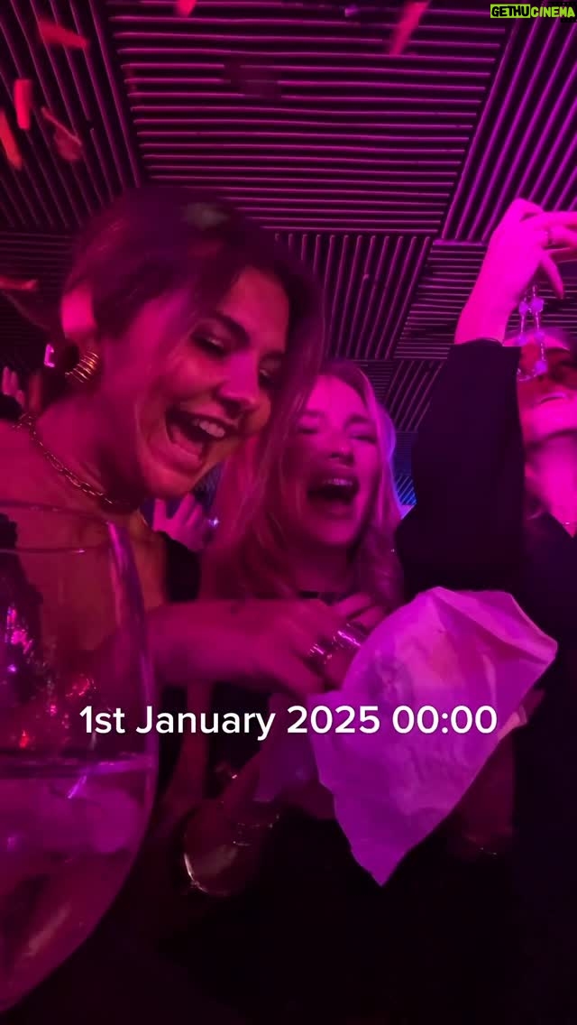 Moon - 3.7K Likes - Je pensais pas que ça serait aussi rapide et efficace 🤭
C’est ton signe pour manger 12 raisins à minuit au nouvel an 🥰🥰
#raisins #newyear #trend #nouvelan #couple